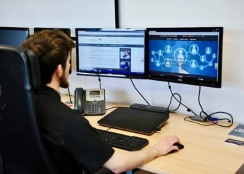 El Mantenimiento Web a mi Sitio Personal o de Negocios: ¿Contrato a Alguien o lo Hago yo Mismo?