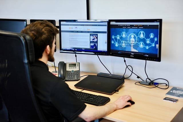 El Mantenimiento Web a mi Sitio Personal o de Negocios: ¿Contrato a Alguien o lo Hago yo Mismo?