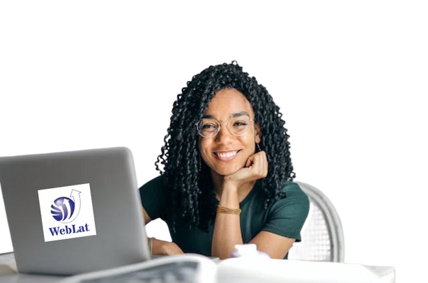 chica latina de negocios con logo weblat transparente